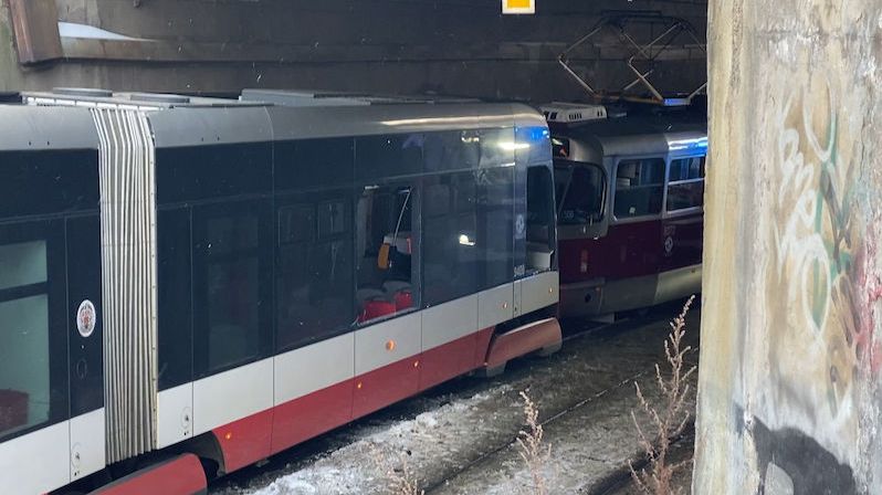 V Praze se srazily tramvaje, tři zranění